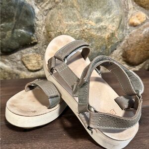 Teva size 7 platform sandal, green